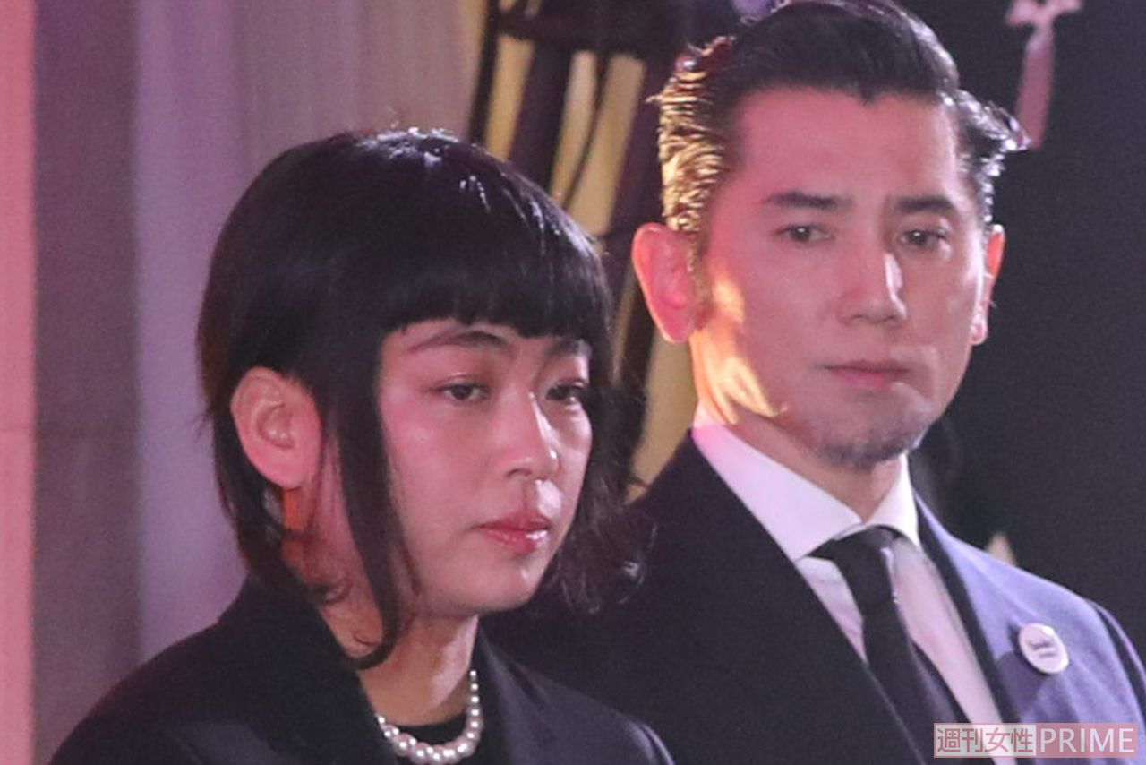 “ロックンロール！ 葬”と銘打たれた裕也さんの葬儀には約1700人が参列。喪主を務めた也哉子のあいさつも話題に