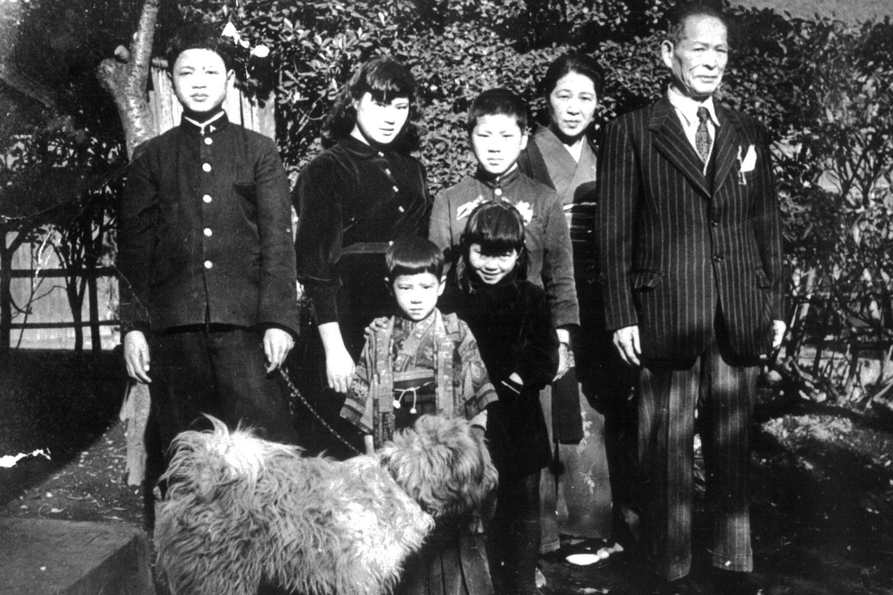 1953年、横浜で生活していた当時の猪木家。後列左より4男・快守さん、3女・京さん、6男・寛至さん、母・文子さん、祖父・寿郎さん。前列左より啓介さん（5歳）、4女・佳子さん