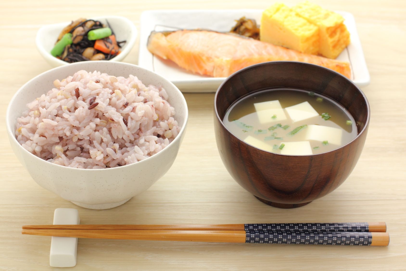 “便秘＝自律神経の乱れ”といえるほど、自律神経と腸は密接な関係にある。「便秘解消には食物繊維が必要不可欠。納豆のトッピングに食物繊維が豊富な海藻類をのせる、白米に雑穀米を加えて炊くなど、いつもの食事にちょいプラスする意識をもちましょう」