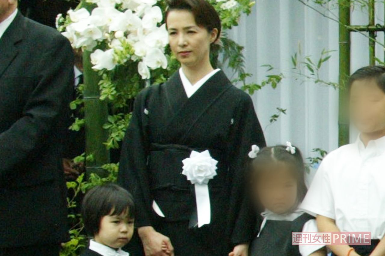 2005年6月、若貴兄弟の父・当時の二子山親方の葬儀にて河野景子と少女時代の次女・白河れい