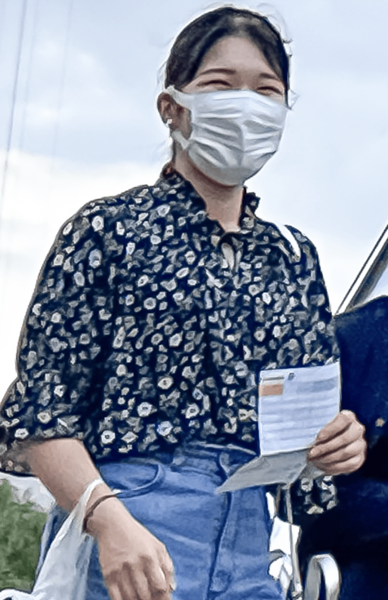 週刊女性が9月にキャッチした愛子さまのプライベートショット。ポール＆ジョーとユニクロのコラボレーションブラウス（3289円）にデニムと等身大ファッション