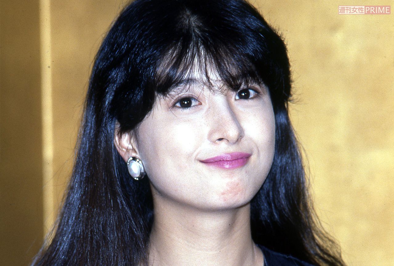 すました表情の河合奈保子。高い鼻ときれいな肌が美しい