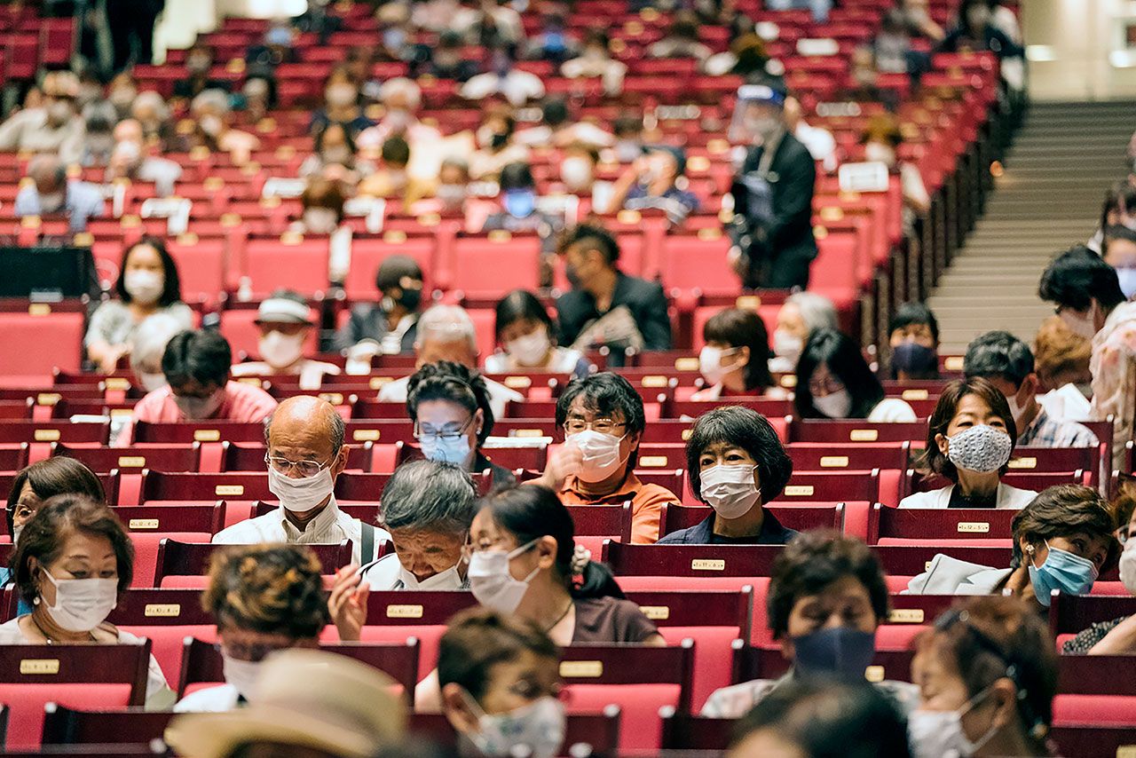 全席指定。どの席も隣と前後が空く形となっていた。非常に見やすいうえに、荷物も置けた