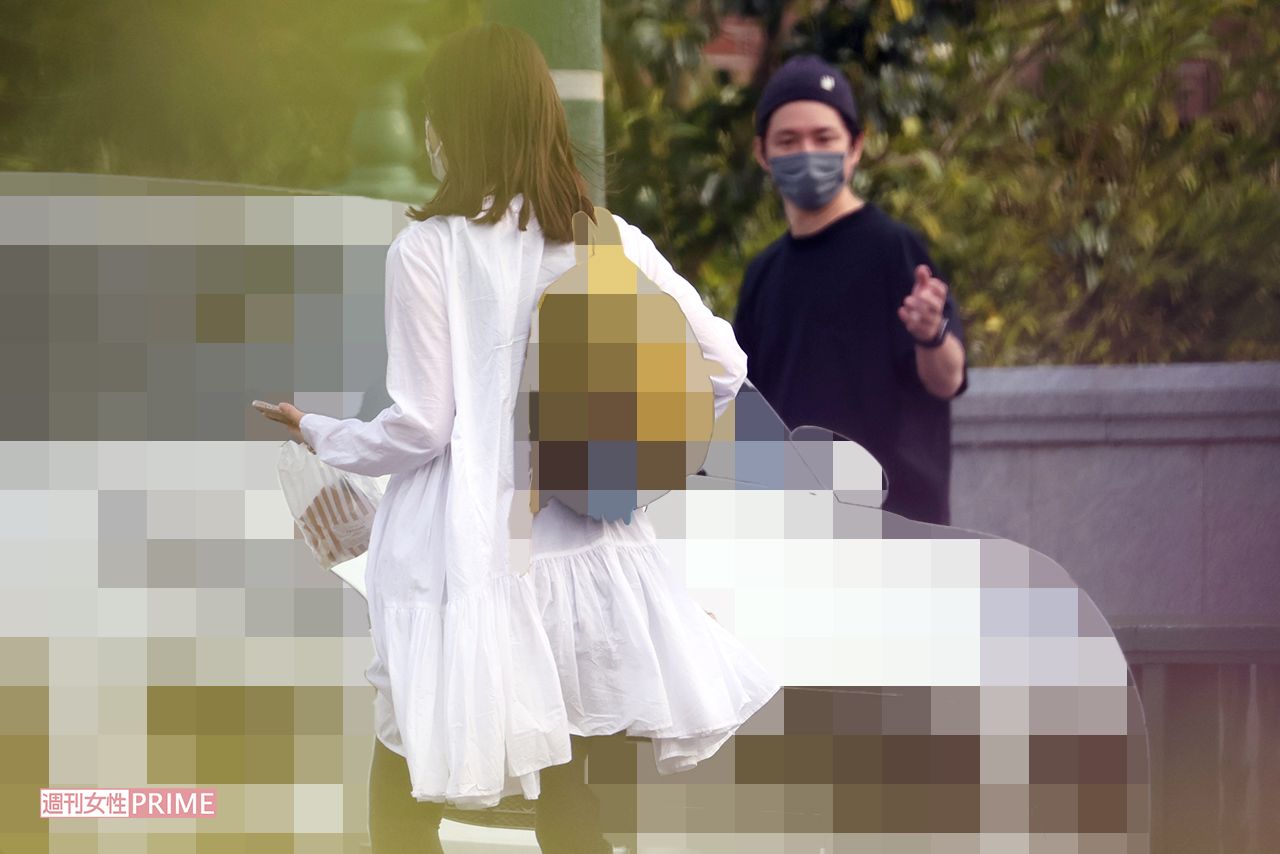 子どもを迎えに行く佐々木希と渡部建（23年4月撮影）