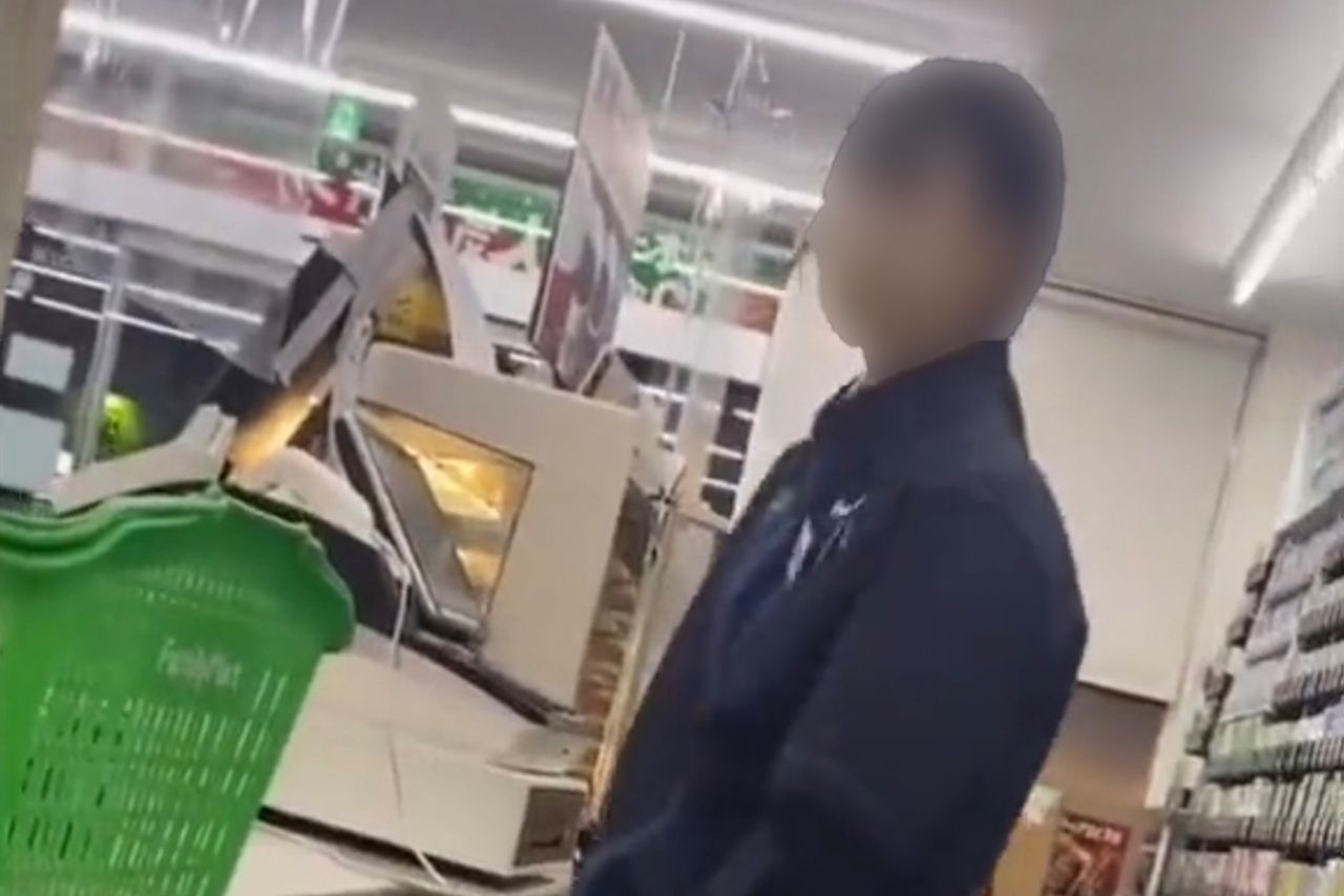 真偽は定かではないが、ファミリーマート女性店員がおしっこをもらしてレジに立っていたという（SNSより）