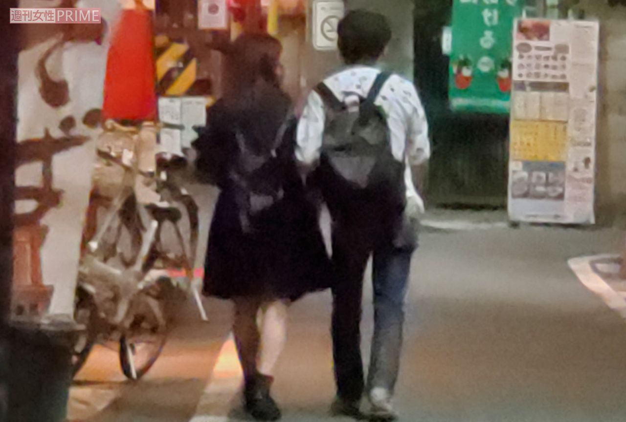 女性と密着して歩く小堀裕之