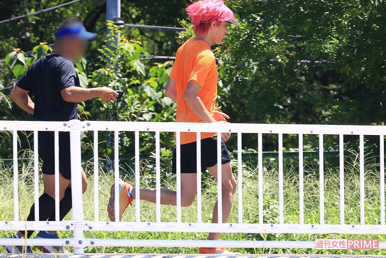 スタッフと並走する兼近。練習で鍛えたふくらはぎの筋肉は、坂本トレーナーも絶賛