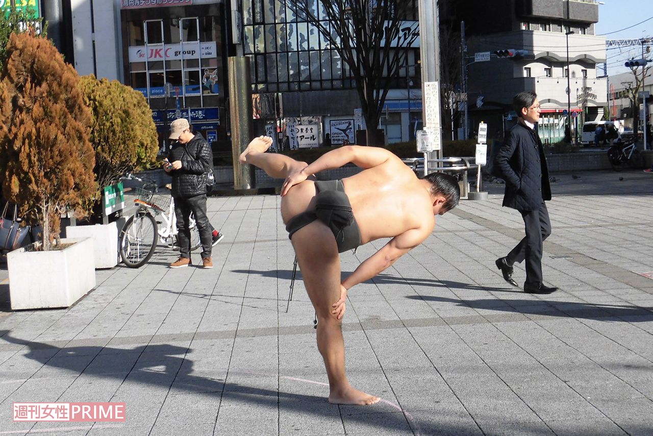 東京・高円寺の路上でパフォーマンスをする、ごっちゃんこさん