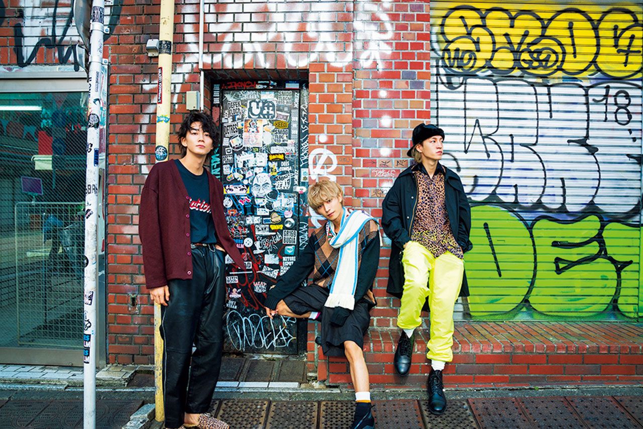 実は真夏だったそうで、「涼しい顔してますが、みんなアウターの下は汗だくです（笑）」（真田）