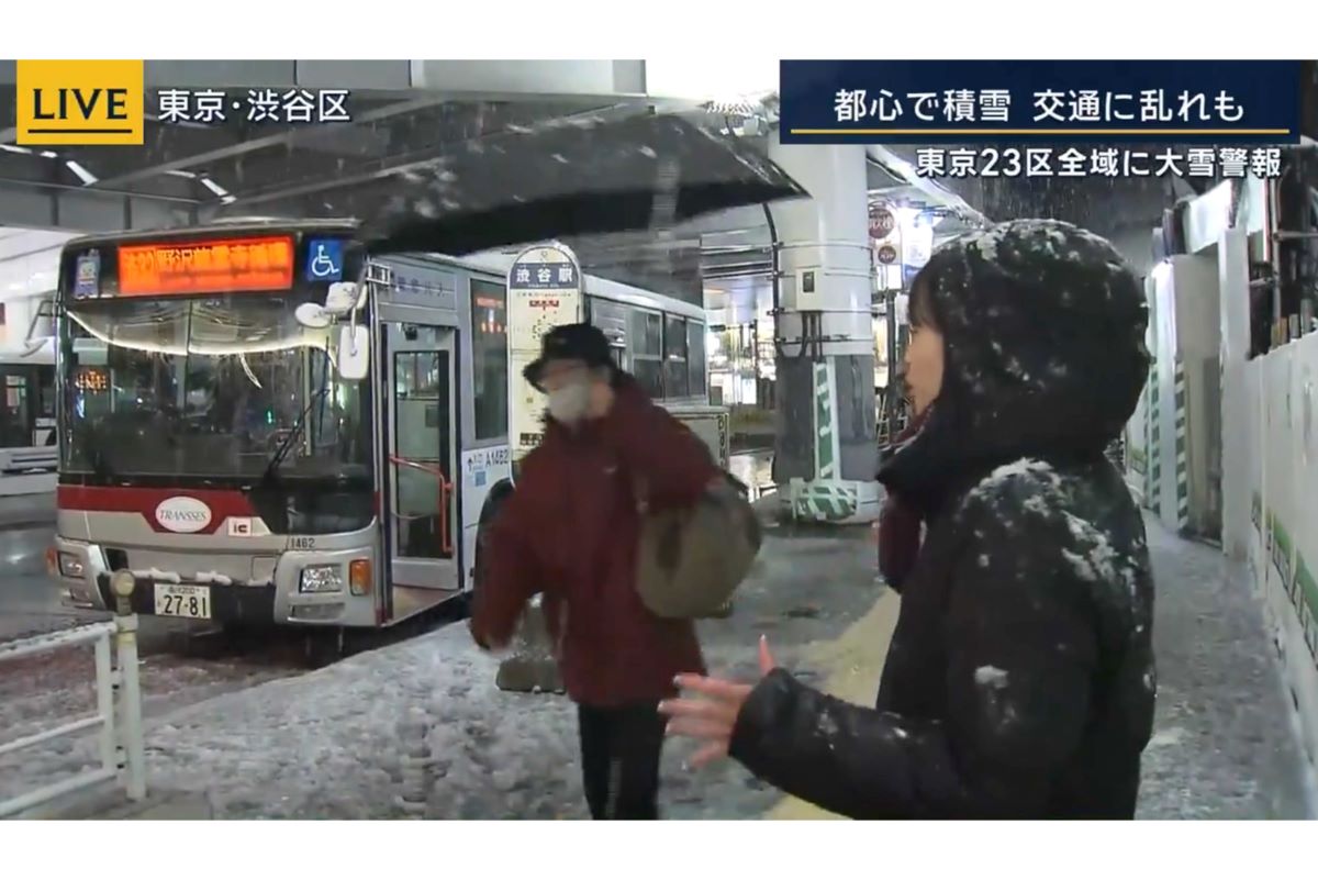 『報道ステーション』に映りこむ、赤いアウターを着た真空ジェシカの川北茂澄（番組公式Xより）