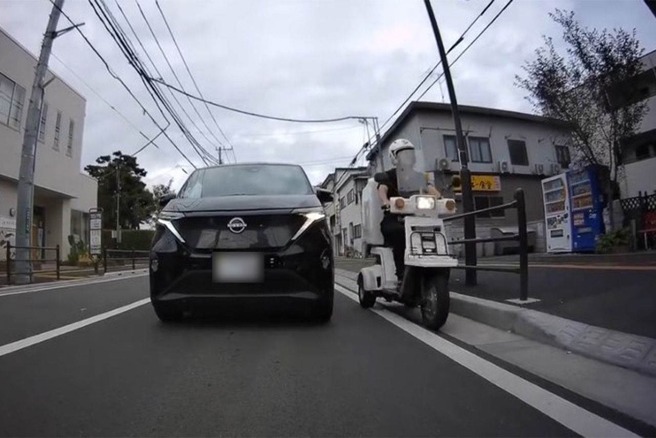 歩道を走る『ピザーラ』バイク配達員。動画のはじめは車道を走っていたはずだが……（ドラレコライダー@drive_rec_bike　の動画より）