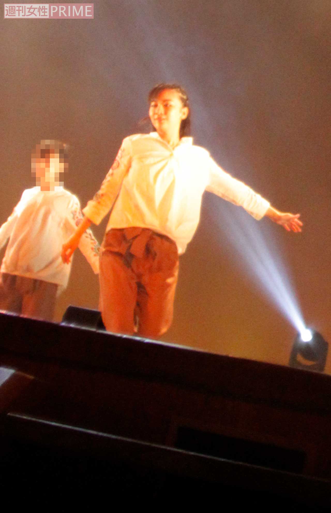 “美腹筋”もあらわにキレのあるダンスを披露される佳子さま（1/5）