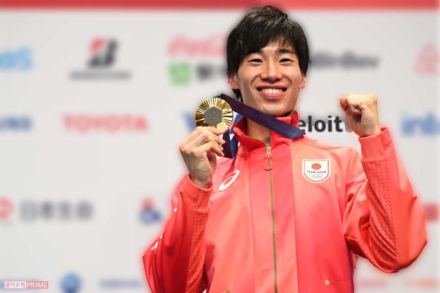 パリ五輪のフェンシング個人戦で金メダルを獲得した加納虹輝