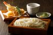 『うどん茶屋 海津屋』人気メニューの〈海老天ぷらざるうどん〉1420円