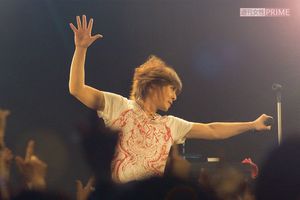 ライブで躍動する山根康広