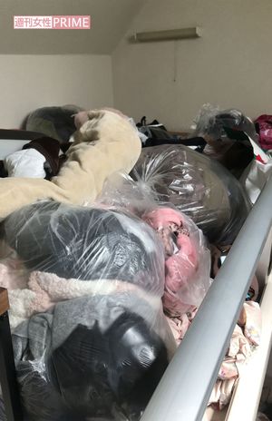 ロフトの上には洋服や布団など大量の荷物が……