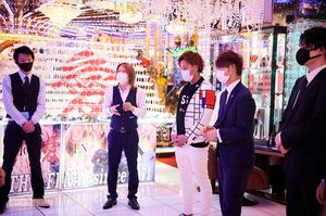 開店前のミーティング。この店では最後となる
