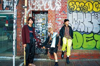 実は真夏だったそうで、「涼しい顔してますが、みんなアウターの下は汗だくです（笑）」（真田）