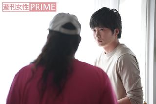 スタッフからの指示を真剣に聞く姿も尊い♪　撮影／渡邉智裕