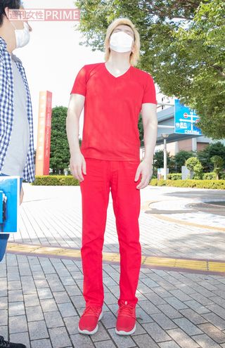 直撃取材時のカズレーザー。普段も全身の服は真っ赤だ
