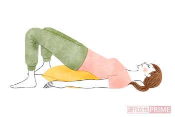 （2）仙骨の下にクッションなどを置いて体重をあずけ、あごを軽く引いて呼吸を繰り返す。1分～3分程度を目安に。　イラスト／中村奈々子