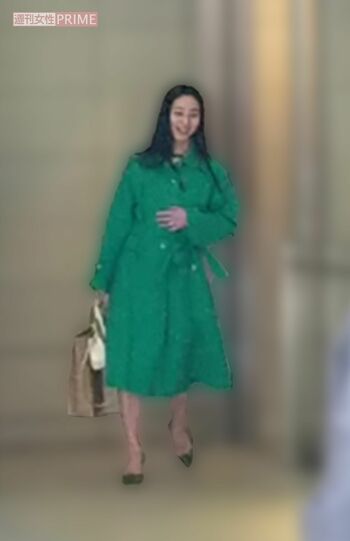 夫が逮捕された3月7日の三浦瑠麗氏。コート、パンプス、バッグはすべて『ドルガバ』
