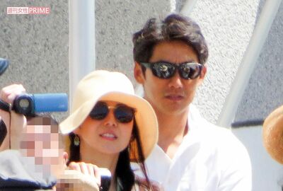 競技中の娘を遠くから見つめながらも、常に話し込んでいた松嶋菜々子と反町隆史（'18年5月）