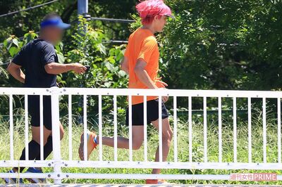 スタッフと並走する24時間テレビランナーの兼近。練習で鍛えたふくらはぎの筋肉は、坂本トレーナーも絶賛