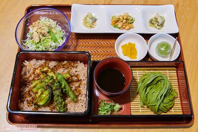お茶づくし御膳1600円、にしんそば単品1200円。このほか、ほうじ茶で炊いた茶めしや茶粥も絶品だ（撮影／山田智絵）
