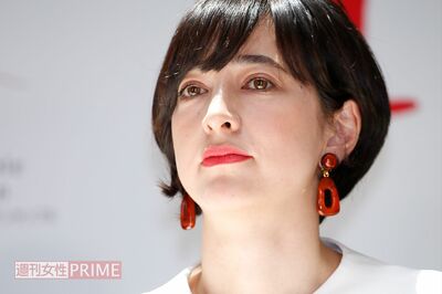 滝川クリステル「自転車転倒で顔に大ケガ」インスタ投稿に浮上する“陰謀論” 　まさかの言説が唱えられる…