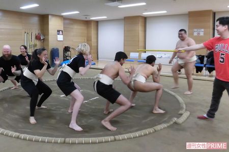 腰を落としてすり足で土俵を回る。この体勢が本当にキツイ