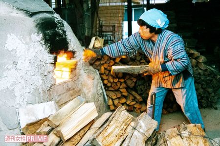 何日も寝ずに火の番をするため、窯の前にテレビを置いていた