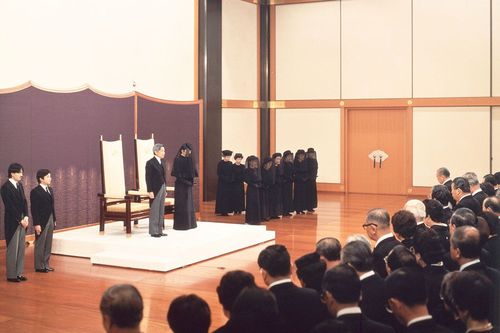 喪服で『即位後朝見の儀』に臨まれた陛下（'89年1月）