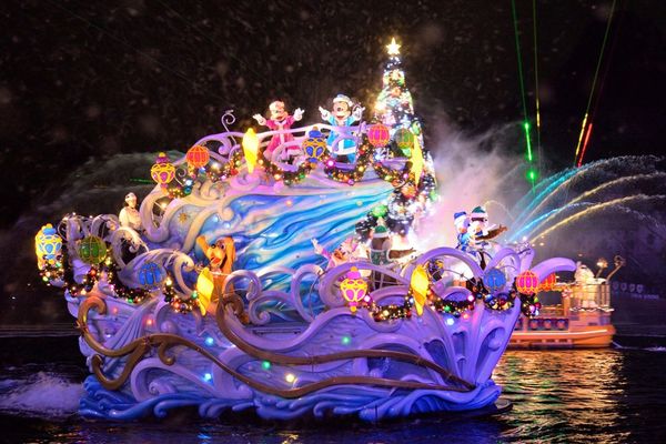 船に乗って登場するミッキーたちは、オーナメントをあしらった新しいコスチュームに。(c)Disney