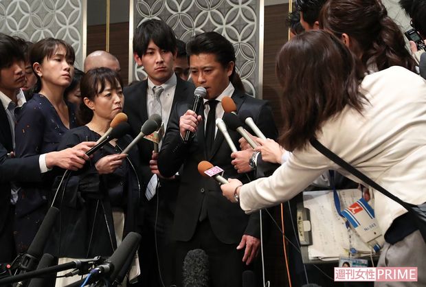 謝罪会見で取材に応じる山口達也（'18年4月26日）