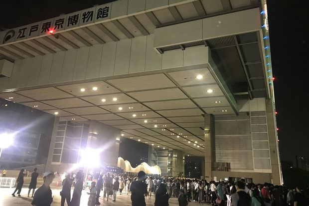 特設した観覧席付近には多くの人が集まっていた　撮影／奥村シンゴ