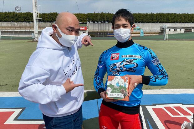 安田大サーカス・クロちゃんと松浦悠士選手（安田大サーカス・クロちゃんTwitterより）
