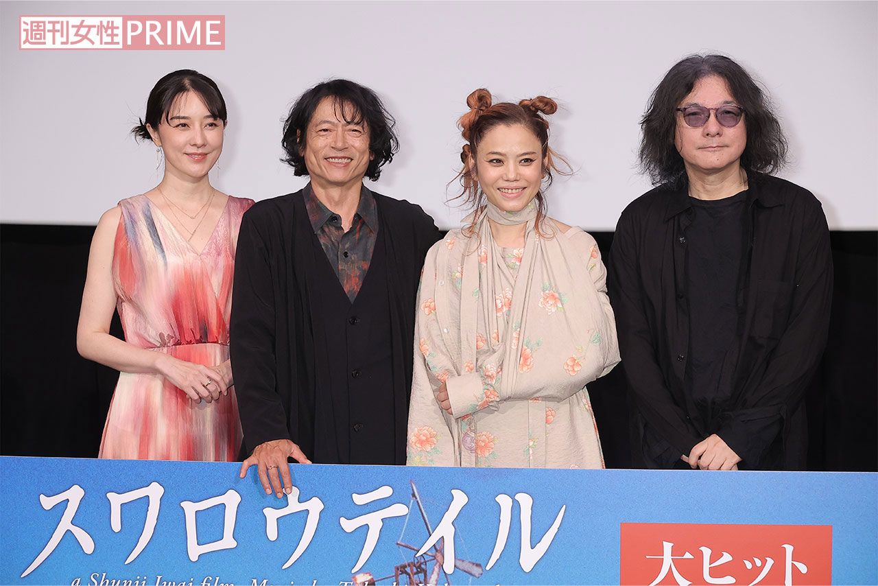 『スワロウテイル』4Kリマスター版の公開初日舞台挨拶での伊藤歩、三上博史、CHARA、岩井俊二監督（左から）