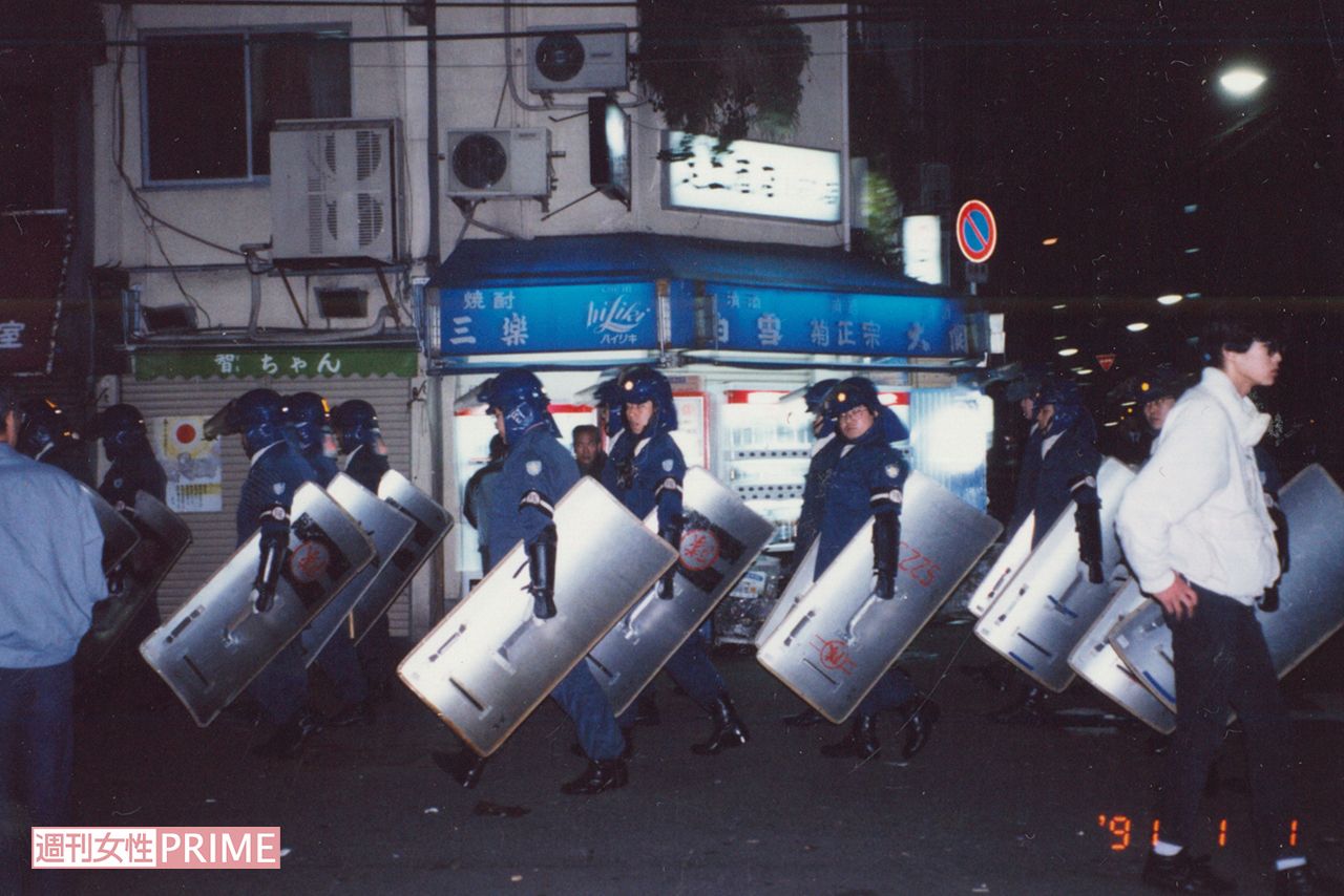 28歳のとき、取材で足を踏み入れた日本最大の日雇い労働者の町、釜ヶ崎で半年間を過ごした北村さん。警察の暴言に抗議ビラを撒き、それをきっかけに機動隊が出動する騒ぎに発展したことも