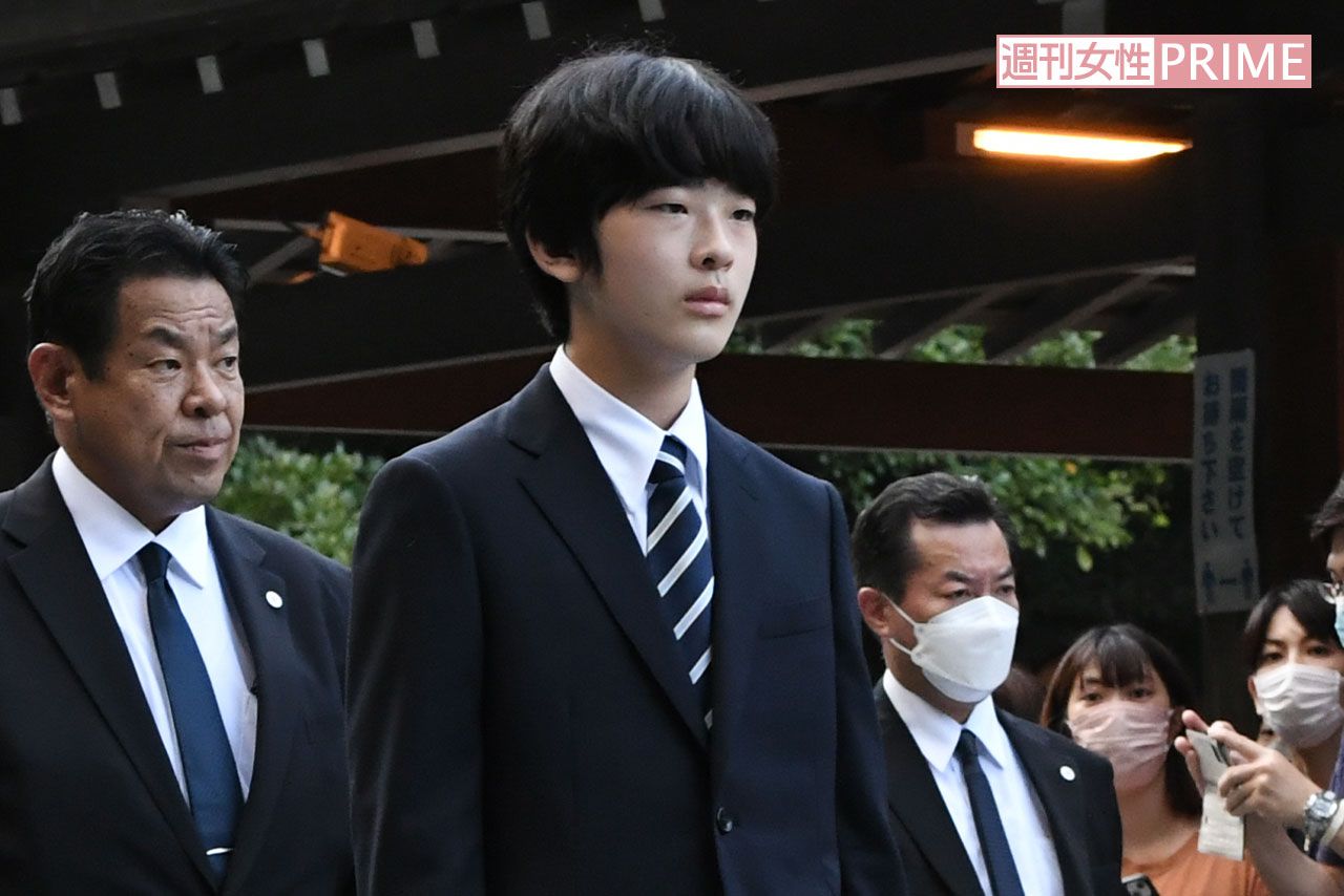 10月1日、スーツにノーマスク姿で伊勢神宮の外宮と内宮を参拝された悠仁さま