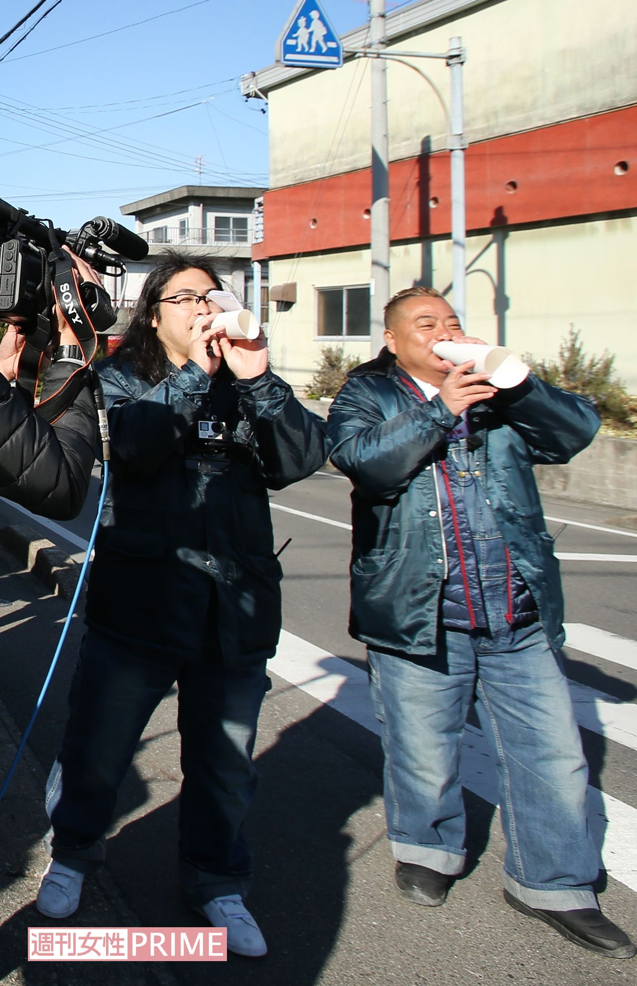 【14】充電させてもらうかわりに、店の前で呼び込み開始。店の売り上げに貢献します！　撮影／斎藤周造