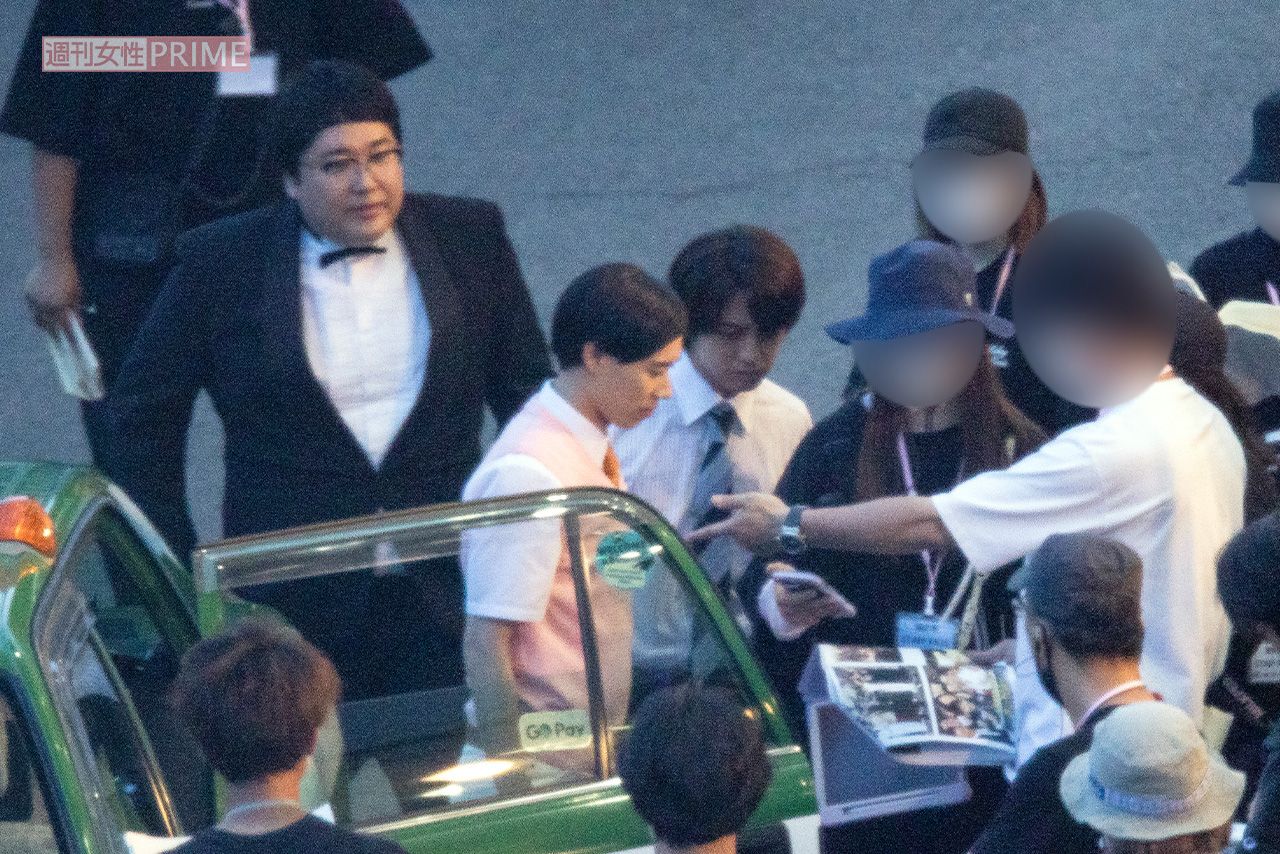 タクシーに乗り込むシーンは、本物の写真を見て何度も確認