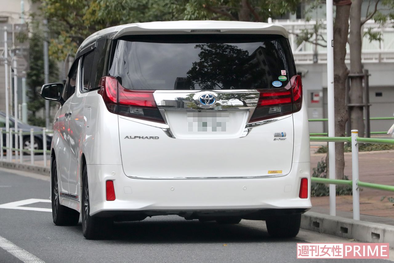 事務所の車で仕事に向かう二宮和也