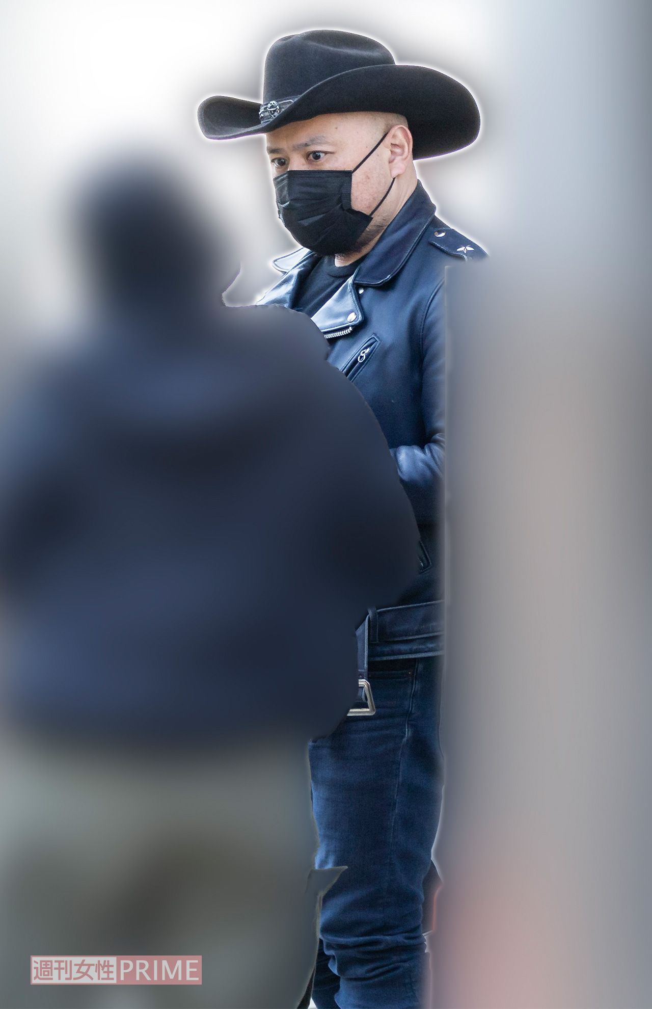 動画とは違ってライダースジャケットを着込んでいるが、テンガロンハットは欠かさないハリウッドザコシショウ