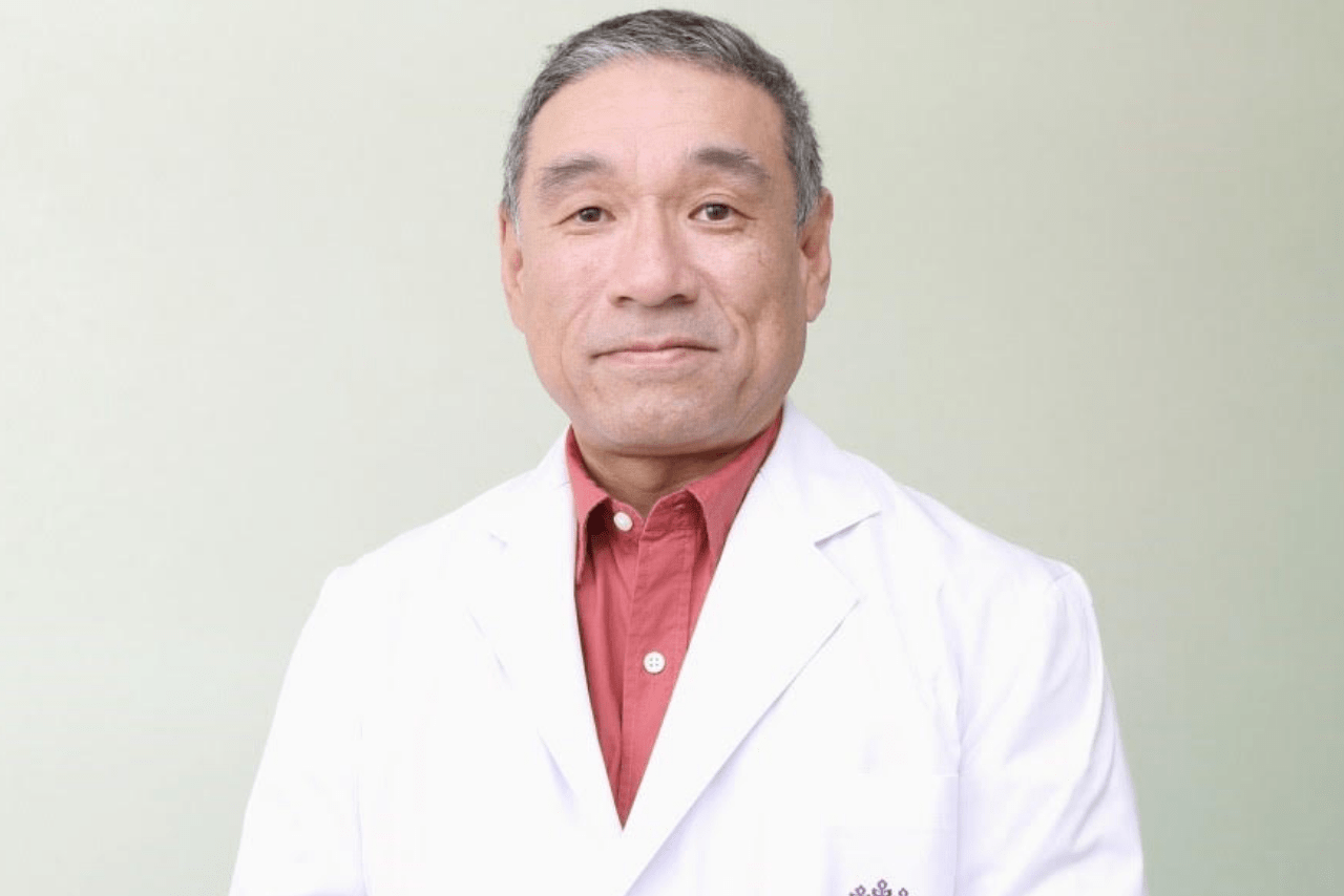 腸の健康のカギを握る「短鎖脂肪酸」は、納豆菌や乳酸菌、ビフィズス菌といった発酵食品の酵素と腸内細菌の酵素が一緒に作っている　※ほかの細菌も関与しています　イラスト／よしだしずか