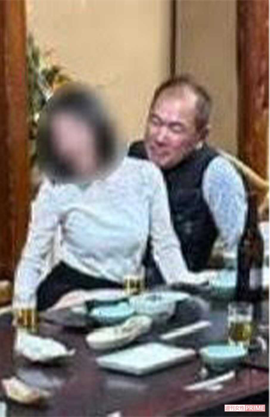 宴会中にコンパニオン女性を膝の上に乗せる小峰和美氏。ご機嫌な様子