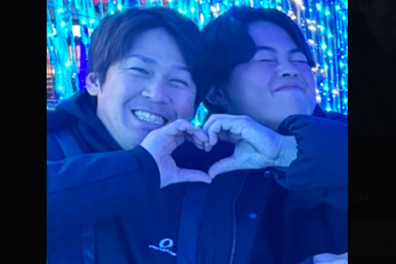 巨人・甲斐拓也との“ラブラブ”ショットを公開した山瀬慎之介（公式Xより）