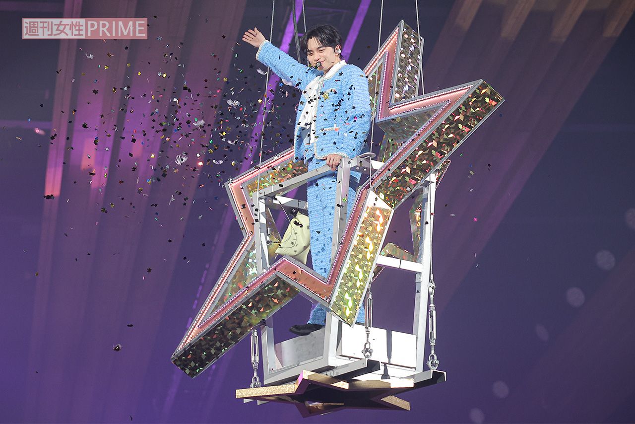 星に乗った中島がフライングしながら、自らの手でキラキラ輝く星を降らせた中島健人。『JUST KENTY☆』などを熱唱