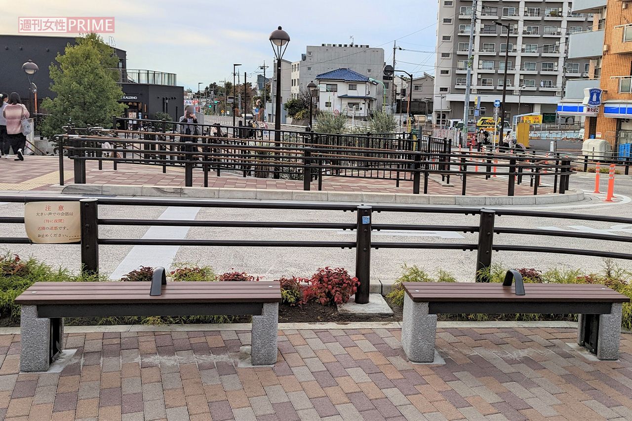 想が腰かけていた駅前のベンチ（ドラマ『silent』ロケ地）