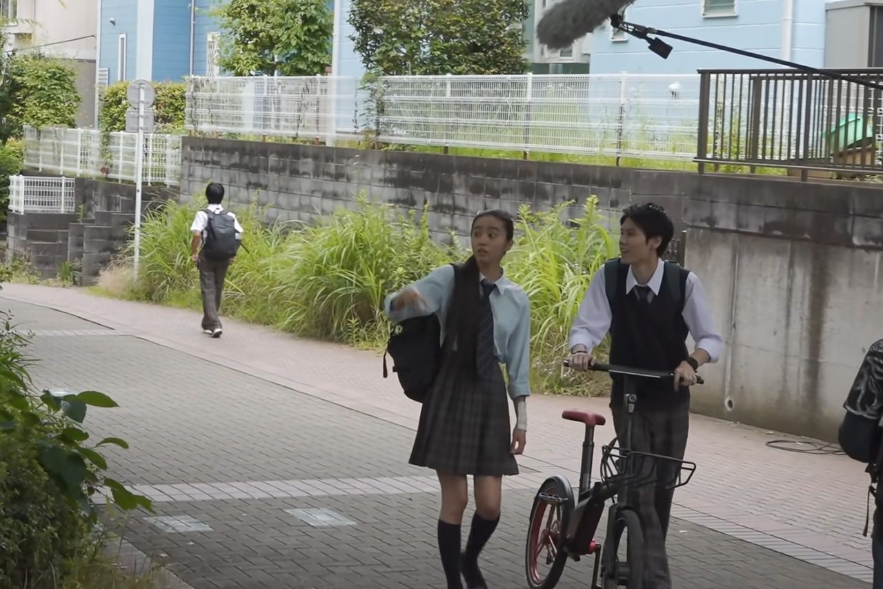 映画『牛首村』撮影で演技をするKoki,（YouTube『東映映画チャンネル』より）